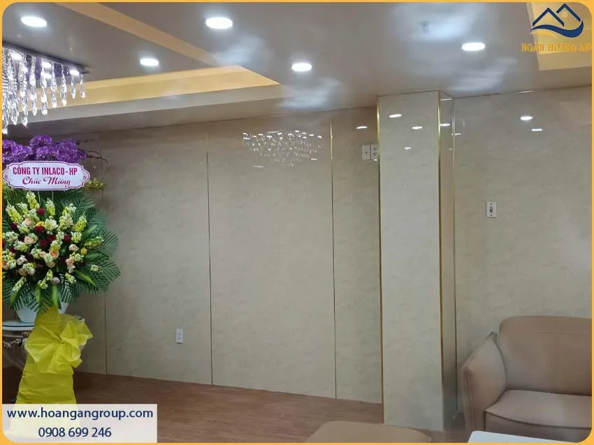 Lễ Tân Được Ốp Tường Bằng Tấm Nhựa PVC Giả Đá Đẹp Và Thu Hút